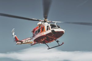 Dinas Damkar Natuna Bersihkan Tumpahan Oli di Kantor Walikota